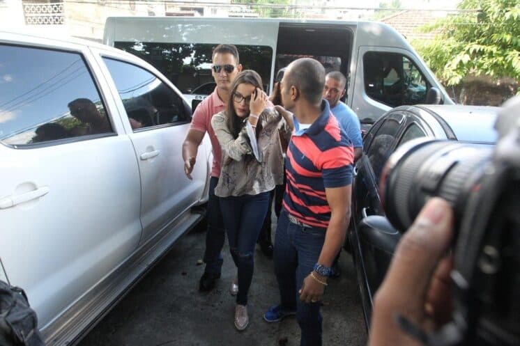 Enquanto Emilly opta pelo silêncio, delegada fala sobre o depoimento da ex-BBB