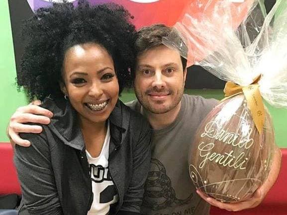 Juliana, do "The Noite", defende Gentili após piada sexual: "fui eu que pedi"