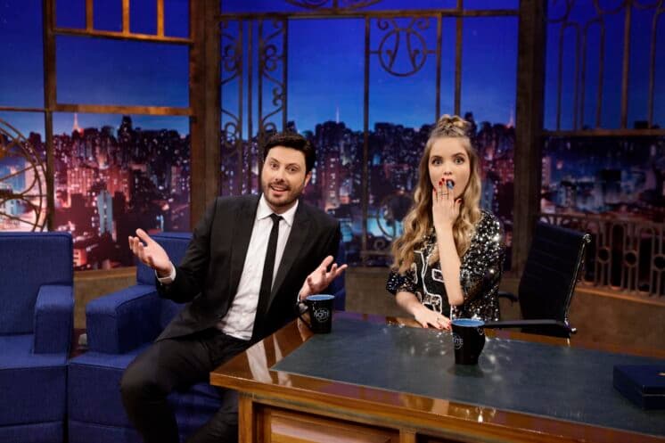 Após ficar constrangida com pergunta de Silvio Santos, Giovanna Chaves participa do "The Noite" no SBT