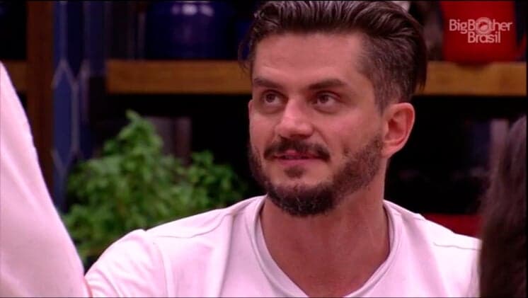 Ex-BBB Marcos é indiciado por agressão a Emilly dentro do programa