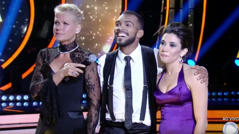 Xuxa ao lado do jogador Richarlyson (Foto: Reprodução/ Record) Xuxa ao lado do jogador Richarlyson (Foto: Reprodução/ Record)