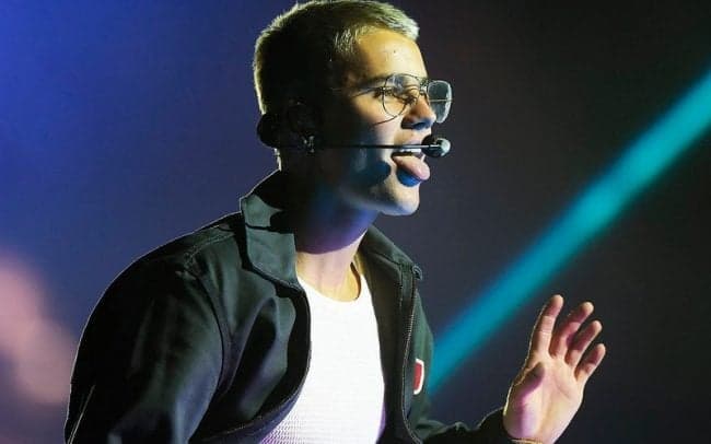 Justin Bieber beija amigo na balada enquanto dança; confira o vídeo!