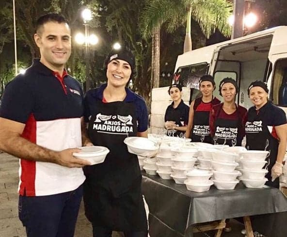 Andressa Urach distribui marmitas para moradores de rua de SP