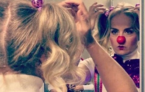 Vestida de palhaço, Angélica alegra crianças em hospital de São Paulo