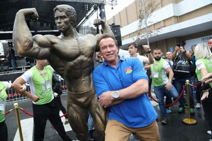Arnold Schwarzenegger leva público à loucura em evento fitness no Brasil