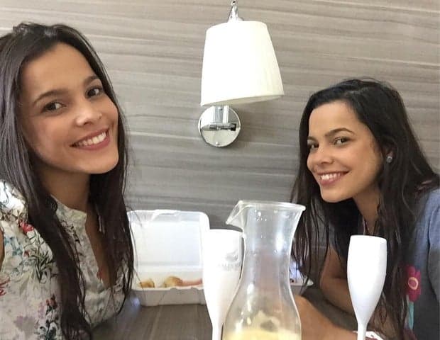 Mayla e Emilly, cercadas por fãs de Larissa Manoela, aproveitam para se promover e viram piada