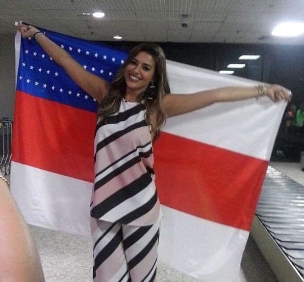 Vivian, ex-BBB, é recebida por uma multidão em Manaus