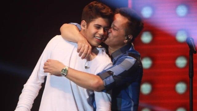 Leonardo beija o filho durante gravação de DVD: "você é a melhor parte de mim"