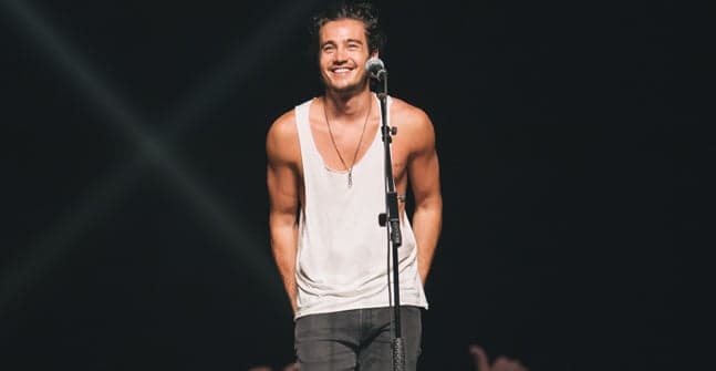 Tiago Iorc vence o Grammy Latino, revela nova namorada e surpreende o público