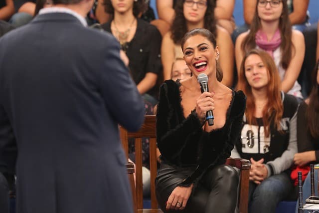 "Sou noturna", revela Juliana Paes em entrevista ao "Altas Horas"