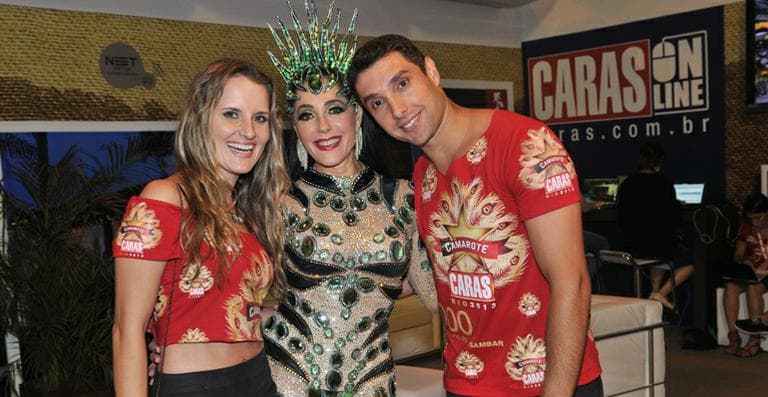 Christiane ao lado do filho e da nora. (Foto: Revista Caras/Divulgação) Christiane ao lado do filho e da nora. (Foto: Revista Caras/Divulgação)
