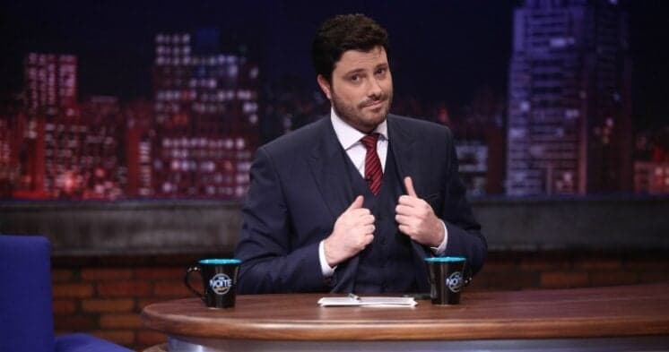 Após ser acusado de pedofilia, Danilo Gentilli vê seu futuro no SBT incerto e liga para Silvio Santos após filha detonar: 'Nojo'