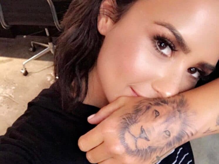 Demi Lovato surpreende com nova tatuagem