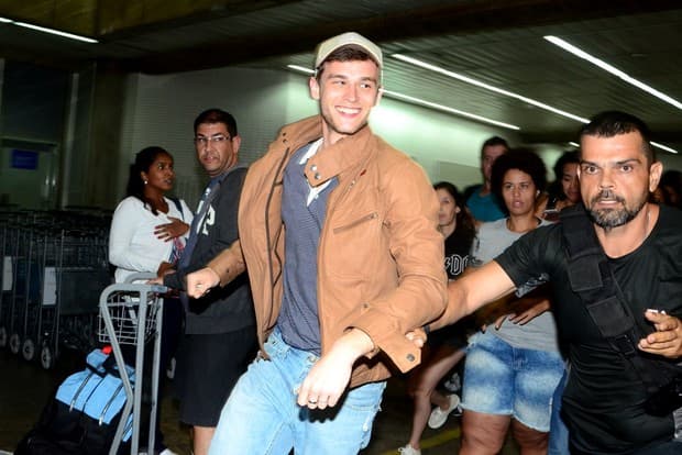 Atores da famosa série '13 reasons why' estão no Brasil