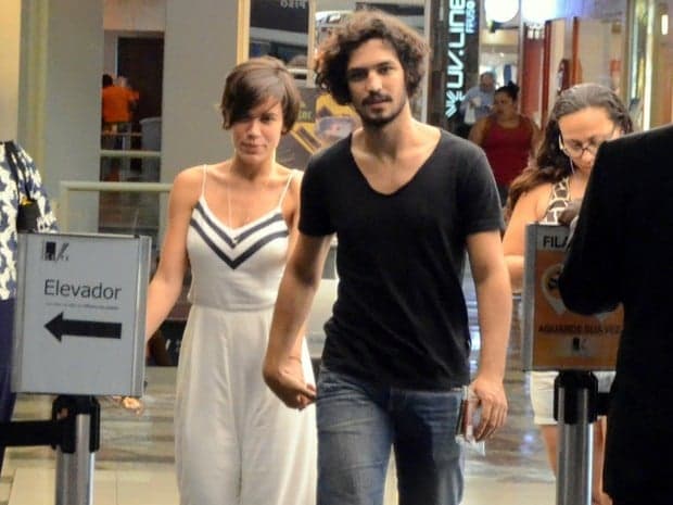 Casal Gabriel Leone e Carla Salle debocham de fotógrafos em show após truque