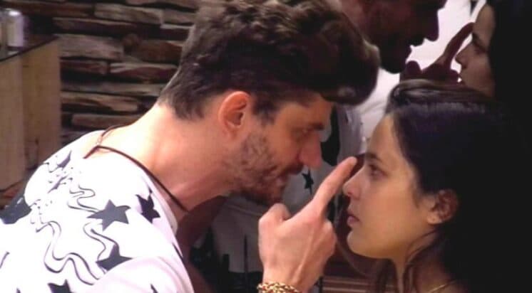 "BBB 17": Durante briga, Marcos grita, põe dedo na cara e quase agride Emilly