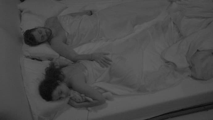 "BBB 17": Após festa, Emilly e Marcos causam debaixo do edredom