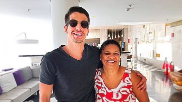 Enzo Celulari elogia ex-babá no Instagram: "Eterna mãe preta"