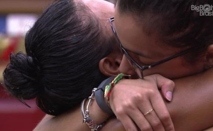 "BBB17": Emilly e Marinalva fazem as pazes e se abraçam
