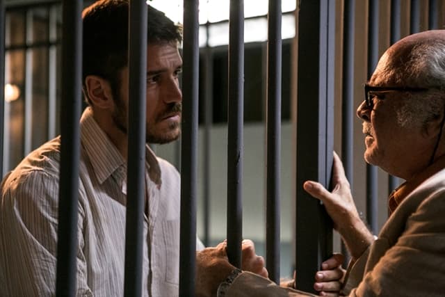 "A Força do Querer": Zeca é preso após acertar tiro durante fuga de Ritinha e Ruy