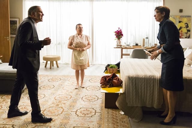 Eurico (Humberto Martins) briga com Silvana (Lilia Cabral) após flagrá-la jogando (Foto: Globo/Tata Barreto)