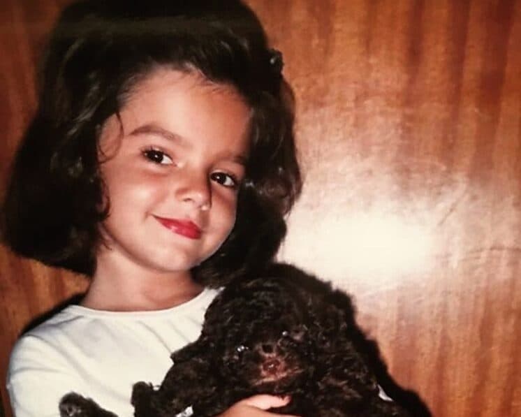 Famosa divulga foto de infância e recebe elogios; descubra quem é