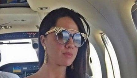 Namorada de Zezé Di Camargo ostenta com bolsa de R$ 5 mil e jatinho particular