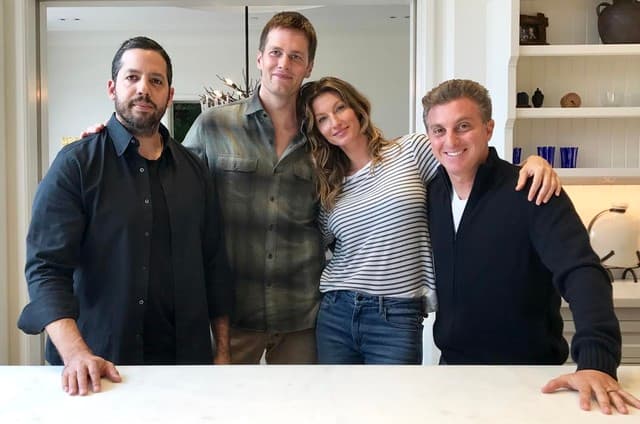 Luciano Huck grava ao lado de Gisele Bündchen e Tom Brady