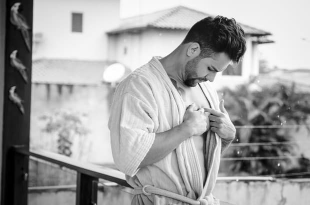 Sertanejo gato exibe o corpo no palco dos seus shows; veja fotos