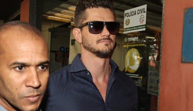 Marcos Harter curte festa, é tietado após ser indiciado por agressão e pede a presença de Ilmar