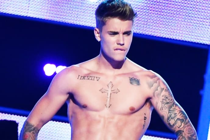 Paparazzi flagra Justin Bieber dando beijo em rapaz; confira as fotos!