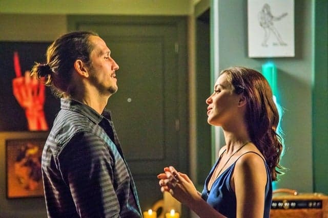 Gui pede Júlia em casamento na novela "Rock Story"