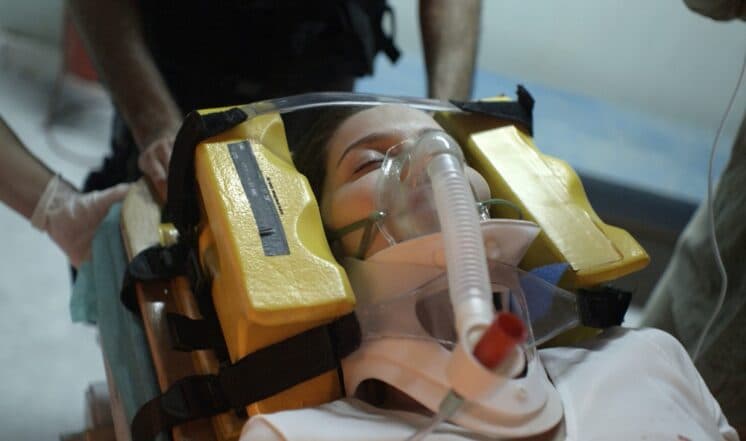 "Rock Story": Em estado gravíssimo, Lorena chama por Júlia em hospital
