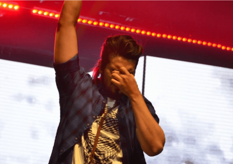 Palco de Luan Santana desaba e deixa fãs feridos