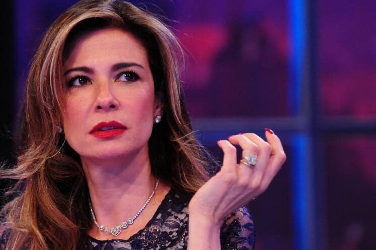 Luciana Gimenez surge em foto apenas de lençol
