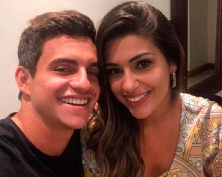 Manoel aparece em foto com mulher e Vivian responde: 'Quem é essa aí, papai?'