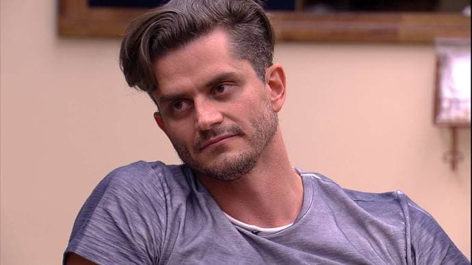 Ex-BBB Marcos Härter recebe flores ao retornar para casa
