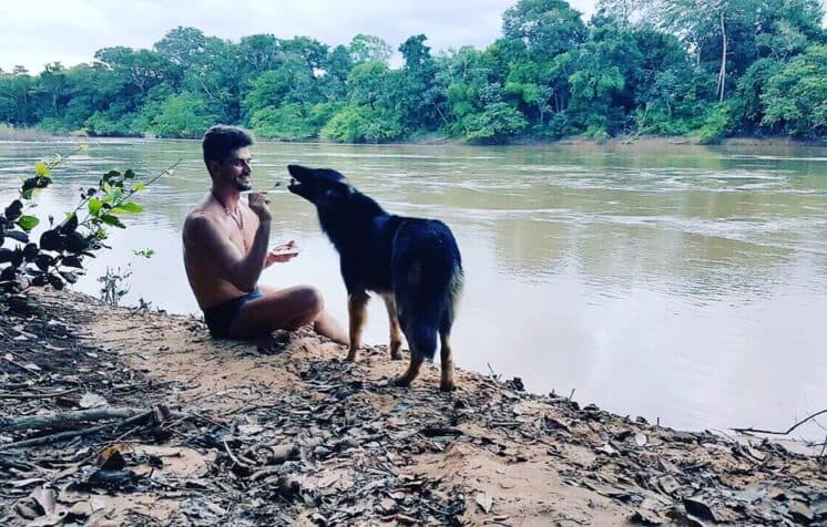 Ex-BBB Marcos Härter comemora volta pra casa em encontro com seu cachorro