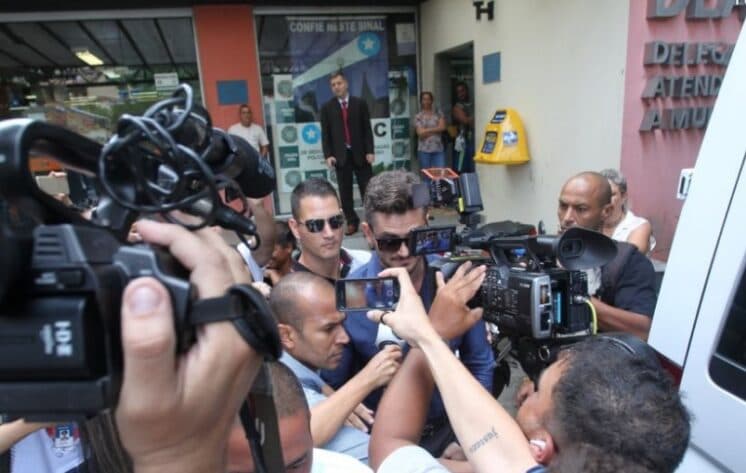 Marcos Härter deixa delegacia rodeado de seguranças; fãs marcam presença e choram
