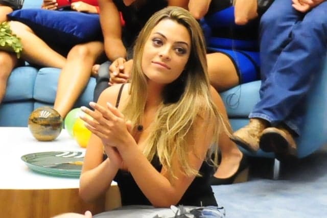 Monique, do "BBB 12", detona a Globo por não ter tido o mesmo tratamento que Emilly