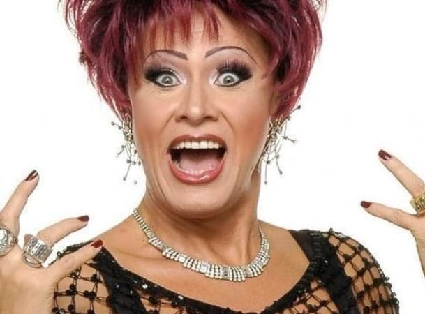 Nany People aparece irreconhecível como atriz em série de TV