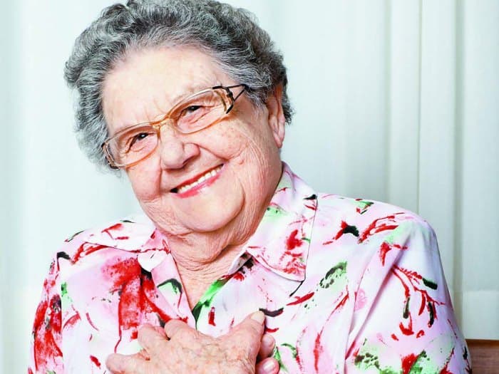 Palmirinha encontra apresentador, dá selinho nele e afirma: "Estou apaixonada"