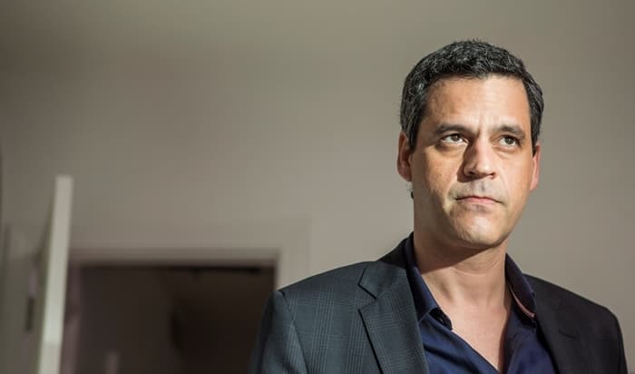 Bruno Garcia volta à TV como médico em nova série da Globo