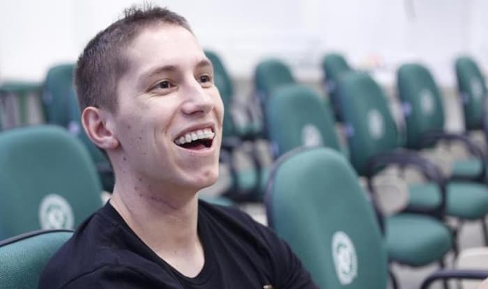 Sobrevivente da Chapecoense, goleiro Jackson Follmann será comentarista de canal