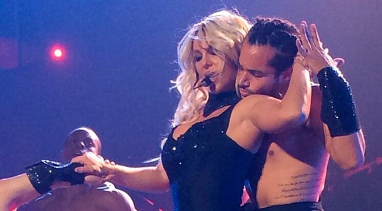 Bailarinos de Britney Spears têm ereção em cena gay na apresentação