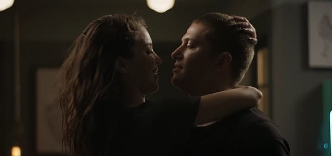 "Rock Story": Alex e Lorena roubam bolsa de velinha na rua
