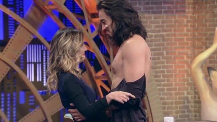 Tatá Werneck tira a roupa de Tiago Iorc na TV