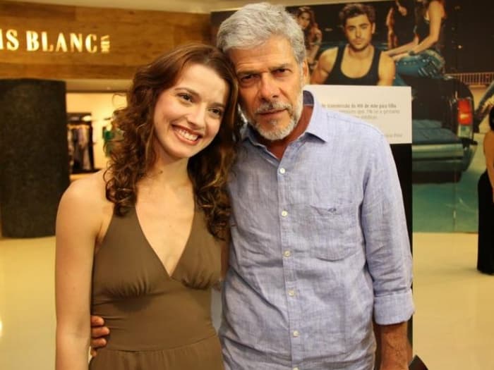 Julia Fajardo, filha de José Mayer, exclui todas as redes sociais após caso de assédio do pai