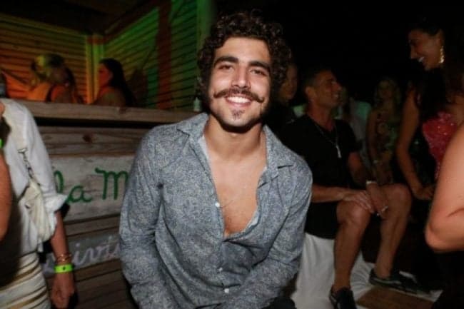 Caio Castro provoca fãs com corpo musculoso e internautas comentam: "Gostoso"