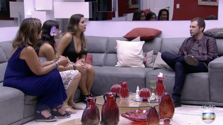 Tiago Leifert comanda "BBB17" do sofá da atração e Emilly pergunta se Marcos estará na final